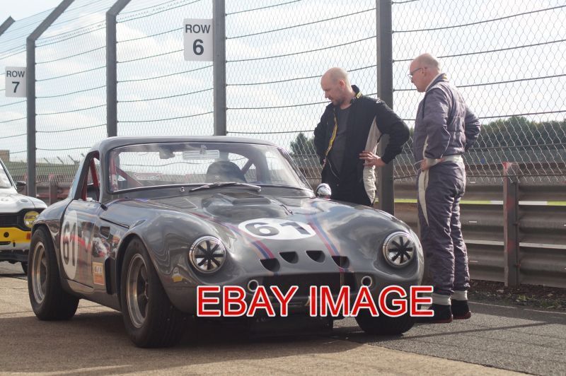 PHOTO  WILLIAM LUKE BRYAN AND GEOFF TAYLOR STUDY THE 4.9 TVR GRIFFITH 200 THAT T