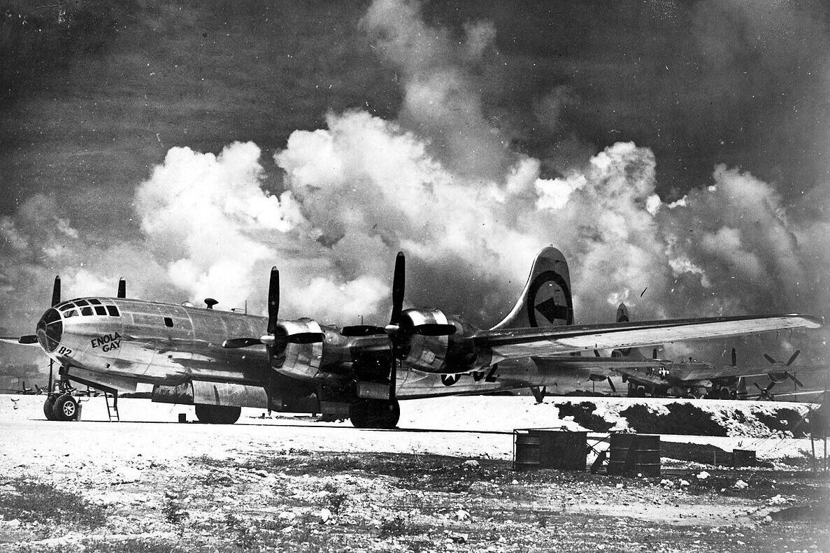 ENOLA GAY B-29 SUPERFORTRESS ON THE GROUND 4X6 PHOTOGRAPH REPRINT