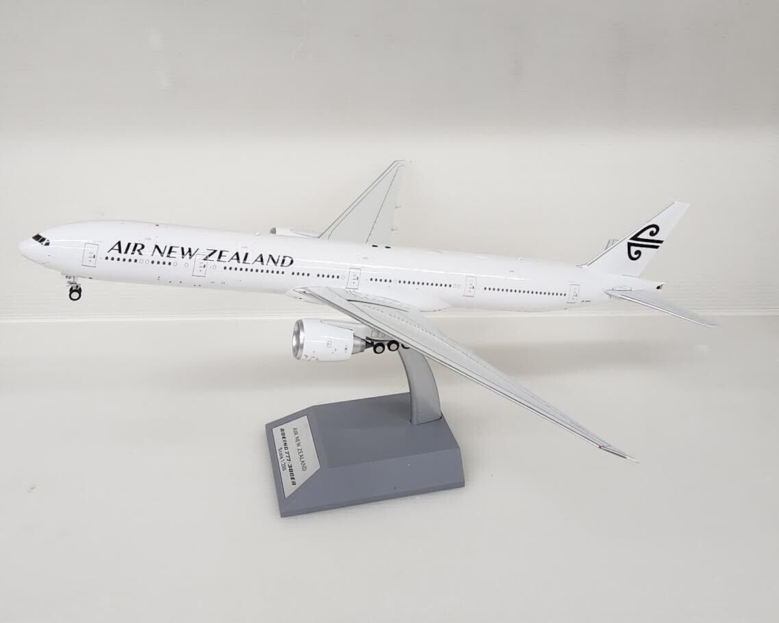 InFlight200 Boeing 777-367/ER Air New Zealand ZK-OKU (with stand) IF773NZ0224