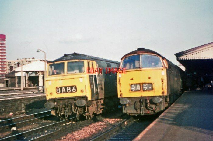 PHOTO  CLASS 52 WESTERN VICEROY D1052 AT AND D7022 READING 21ST MARCH 1974