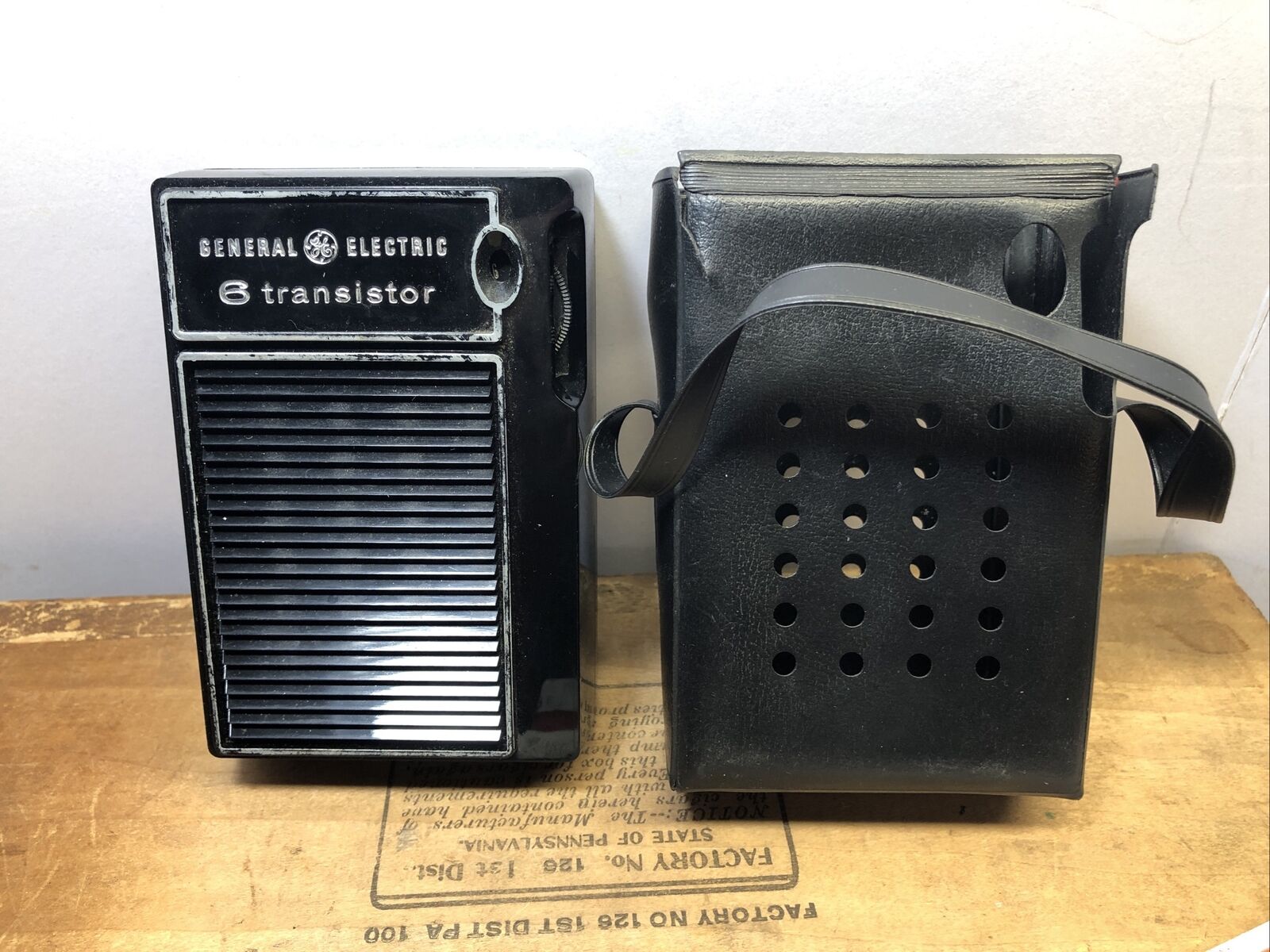 Vintage General Electric Transistor Radio GE AM 6 And Case. Does Not Work.