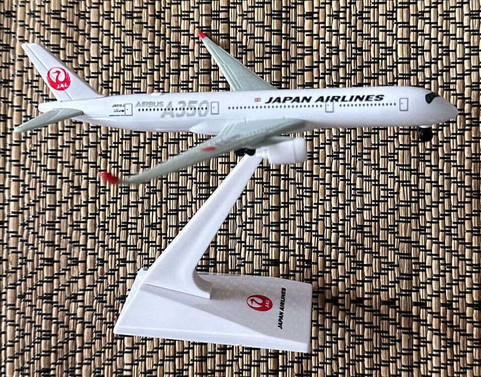 JAPAN AIRLINES NEW AIRBUS A350-900 SMALL SCALE MODEL OLDER VERSION