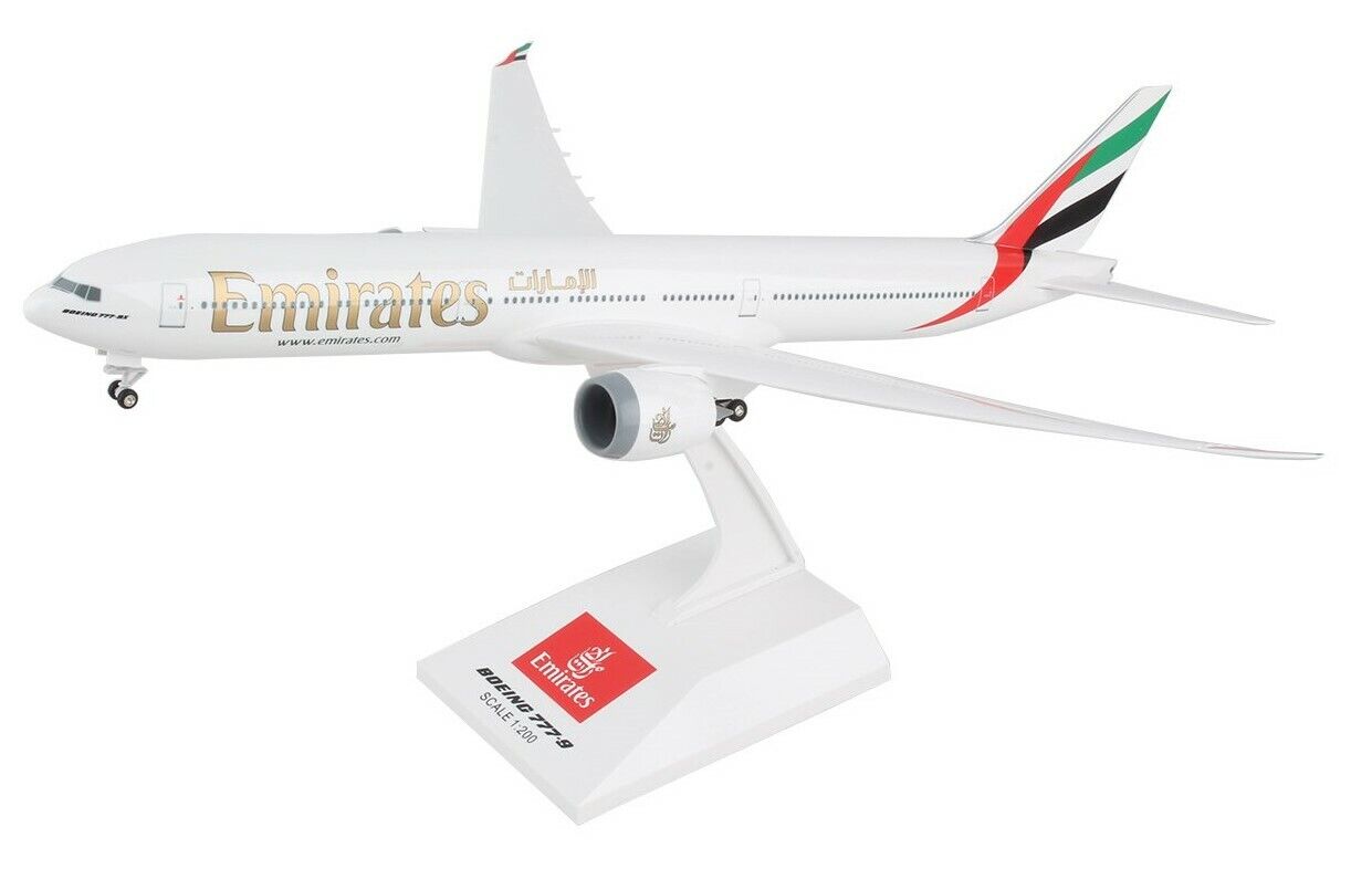 Skymarks SKR1043 Emirates Airways Boeing 777-900 Desk Top 1/200 Model Airplane