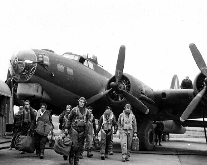Crew of a Boeing B-17 Flying Fortress returns from Frankfurt 8x10 Photo 110a