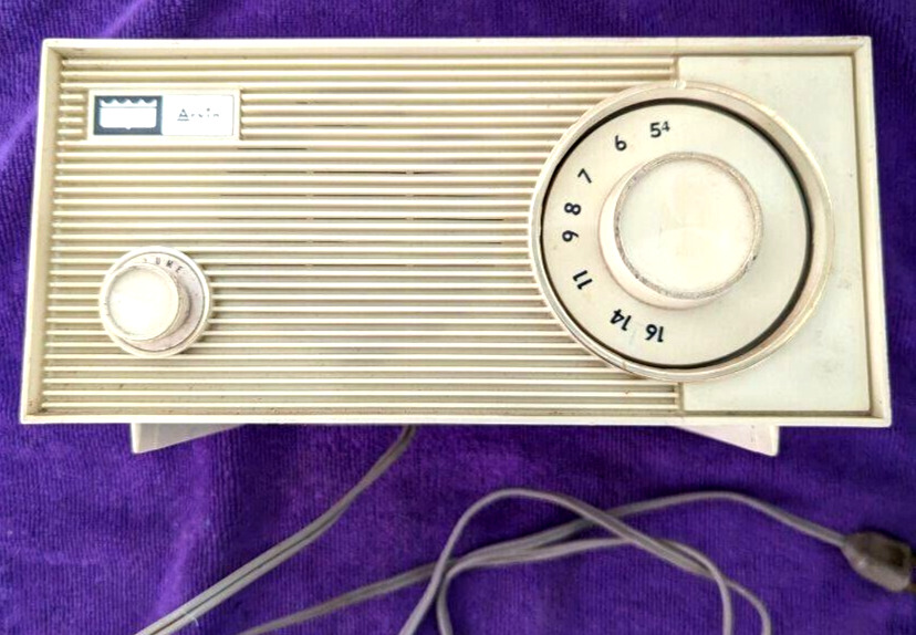 vintage Arvin Radio Model 12R27 (off White) 1960\'s (T)