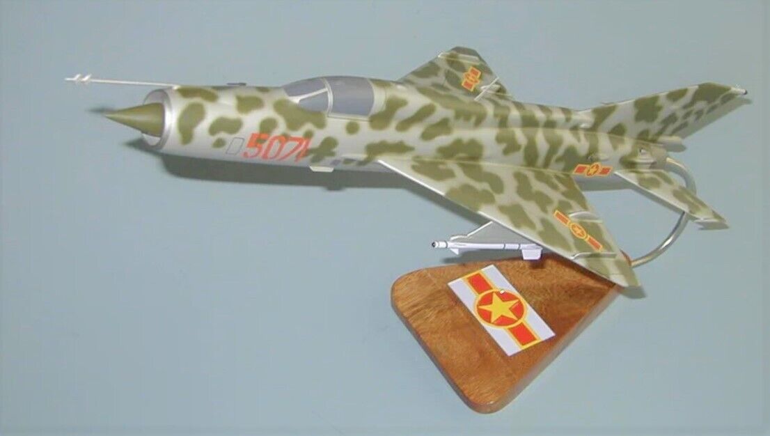 NVAF Mikoyan-Gurevich MiG-21 Fishbed Camo Desk Display 1/32 Model SC Airplane