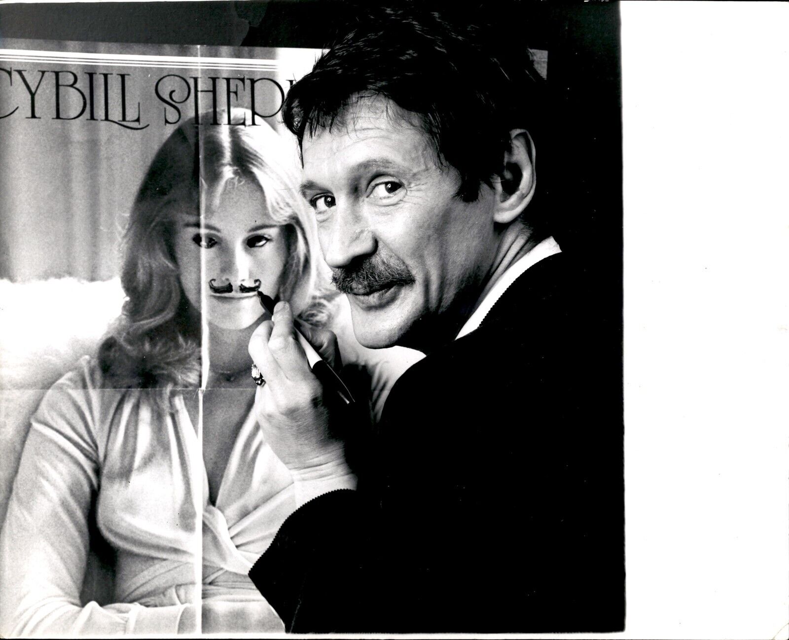 BR39 1974 Original Photo BEN BAGLEY Drawing Mustache on Cybill Shehperd Actress