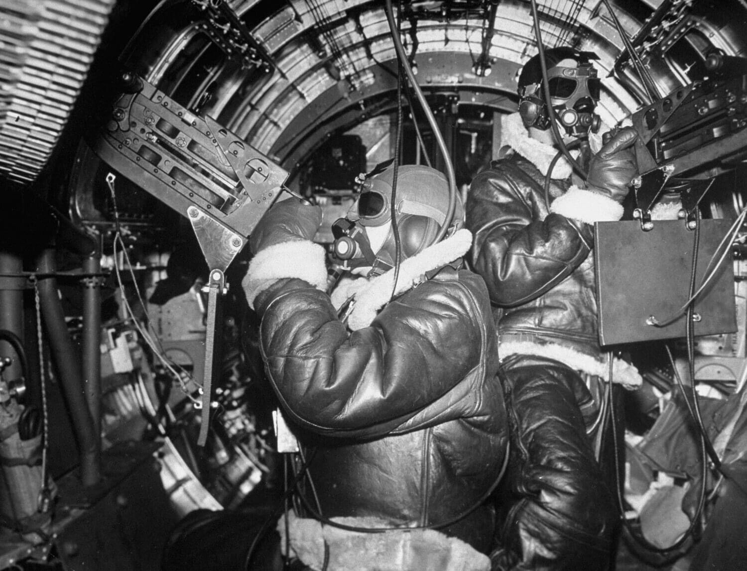 WW2 WWII Photo World War Two / USAAF Boeing B-17 Waist Gunners  / 5522