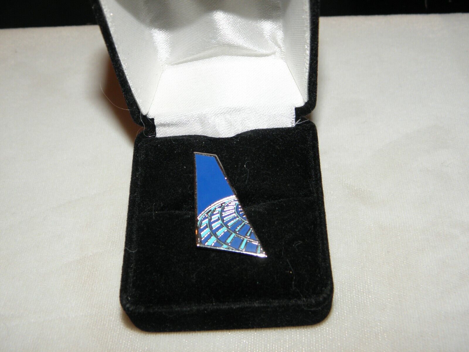 UNITED CONTINENTAL AIRLINES LAPEL PIN AIRPLANE PILOT UAL NEW LIVERY COLLECTIBLE
