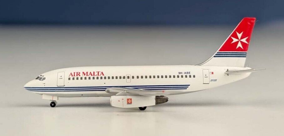 Aeroclassics AC411180 Air Malta Boeing 737-200 9H-ABE Diecast 1/400 Jet Model