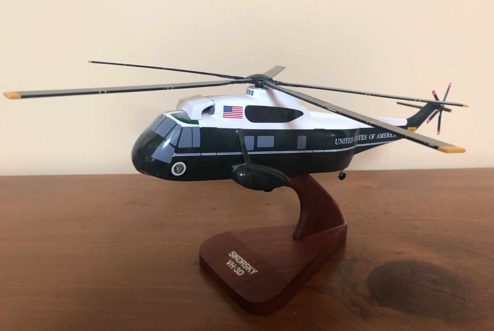 Sikorsky VH-3D Sea King Marine One Presidential Helicopter Desk Model with Base