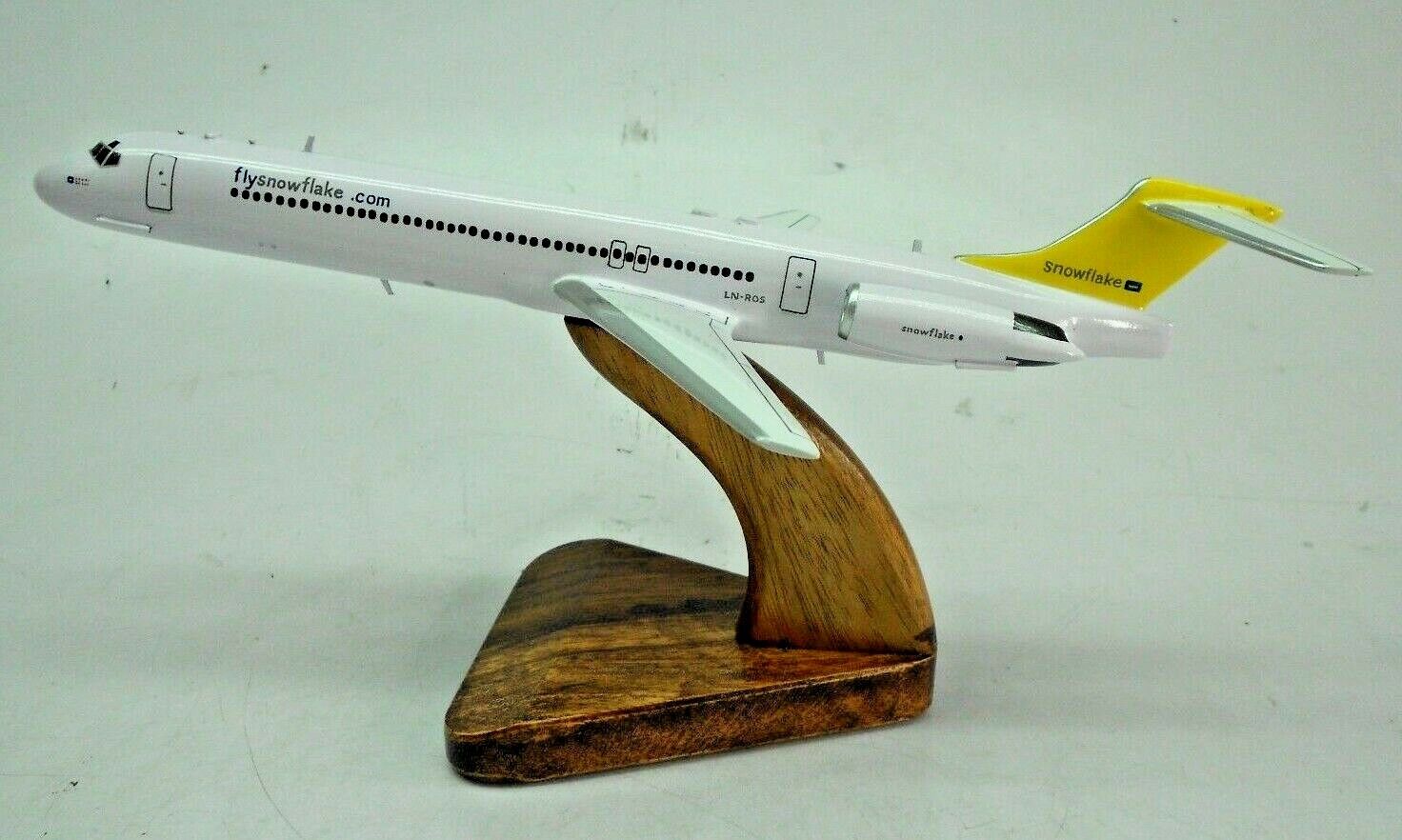MD-82 SAS Snowflake MD82 Airplane Desktop Wood Model  Regular      