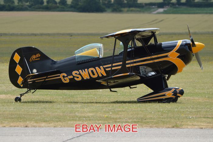 PHOTO  AEROPLANE PITTS S-1S SPECIAL \'G-SWON\' C/N 093 BUILT 1999. SEEN VISITING T