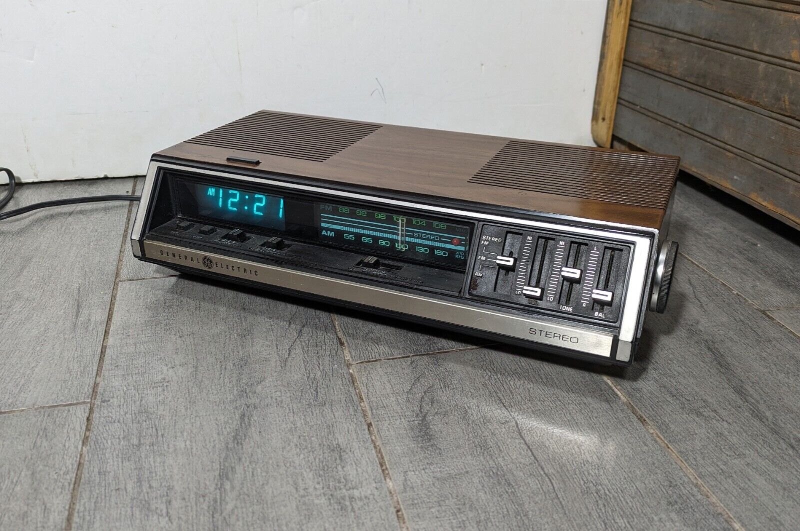 Vintage General Electric GE Alarm Clock AM/FM Radio Model 7-4695A