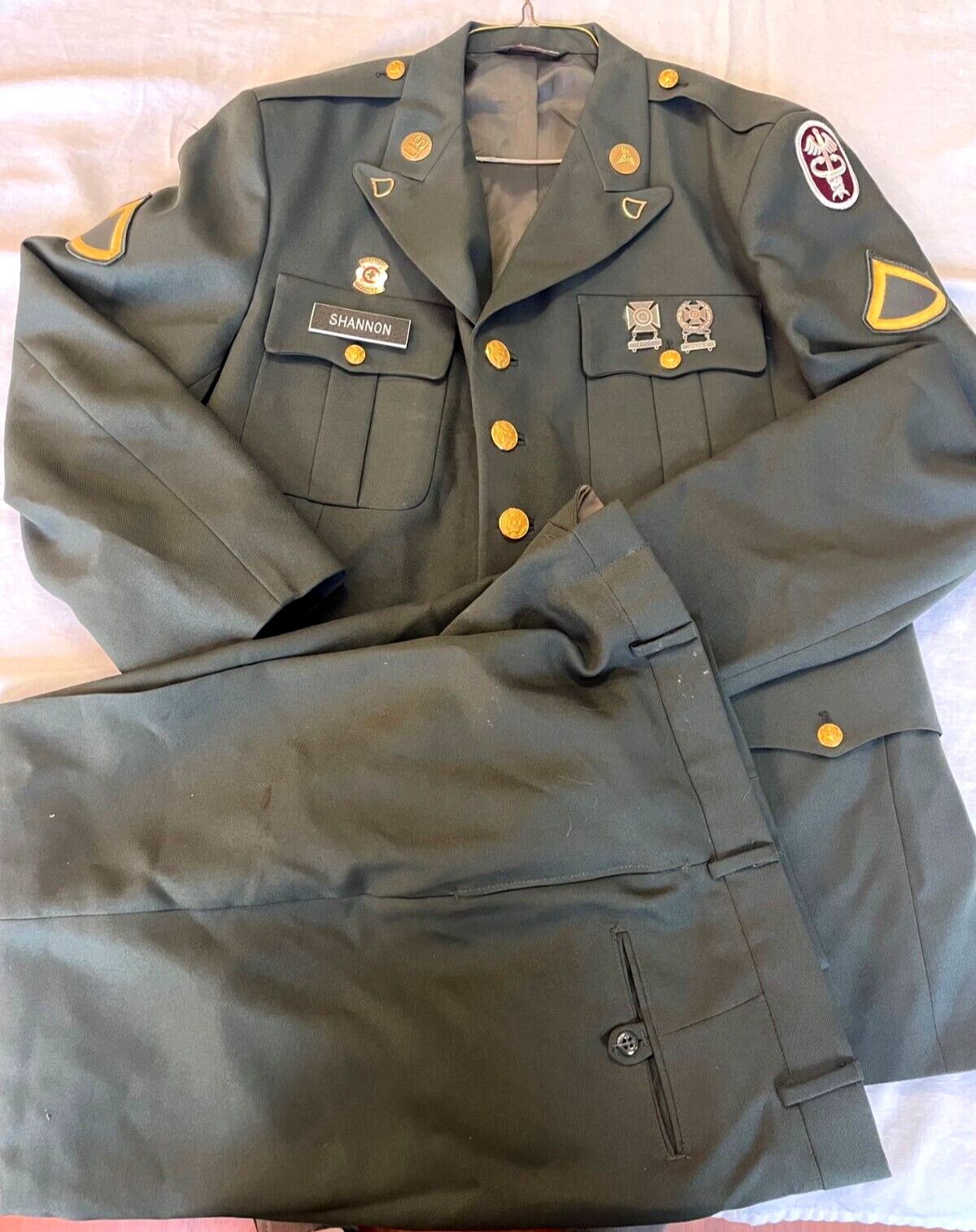 1990s US ARMY CLASS A DRESS GREEN UNIFORM ENLISTED US MEDAC W MEDALS, PANTS, BAG