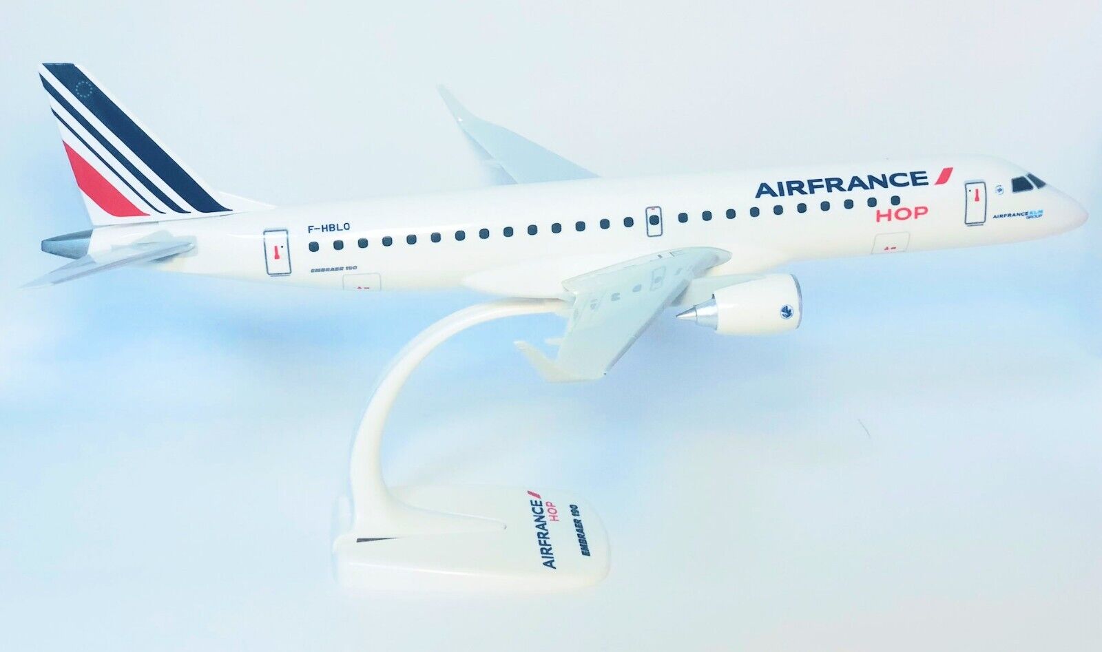 Embraer ERJ-190 Air France HOP Herpa Snap Fit Airliner Collectors Model 1:100