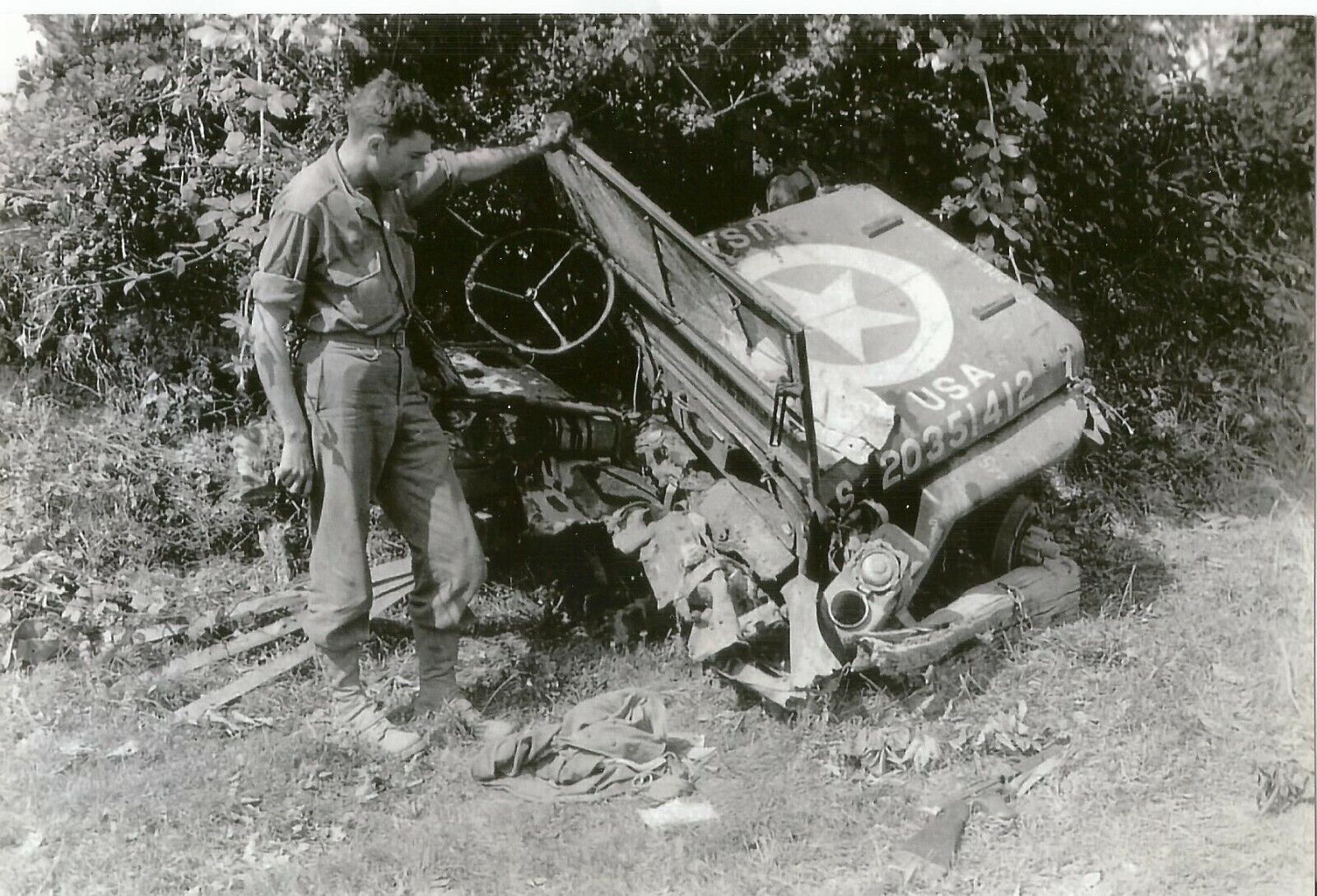 Usa WWII  Photo --       Willy Jeep After Hitting Land Mine 