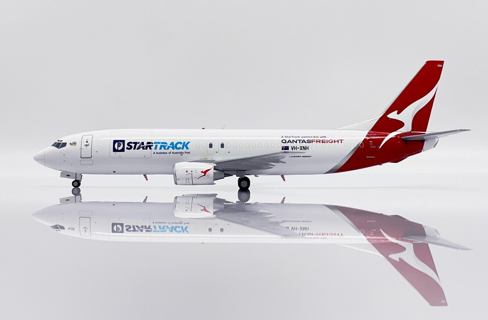 Qantas Freight B737-400(SF) Reg: VH-XNH JC Wings Scale 1:200 Diecast XX20394 (E)