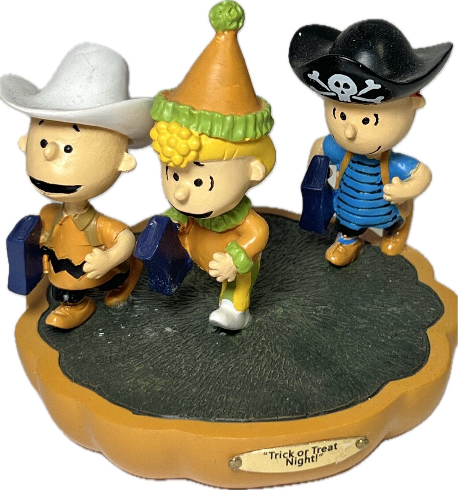 PEANUTS It\'s the Great Pumpkin Collection Hawthorne Village Trick or Treat Night
