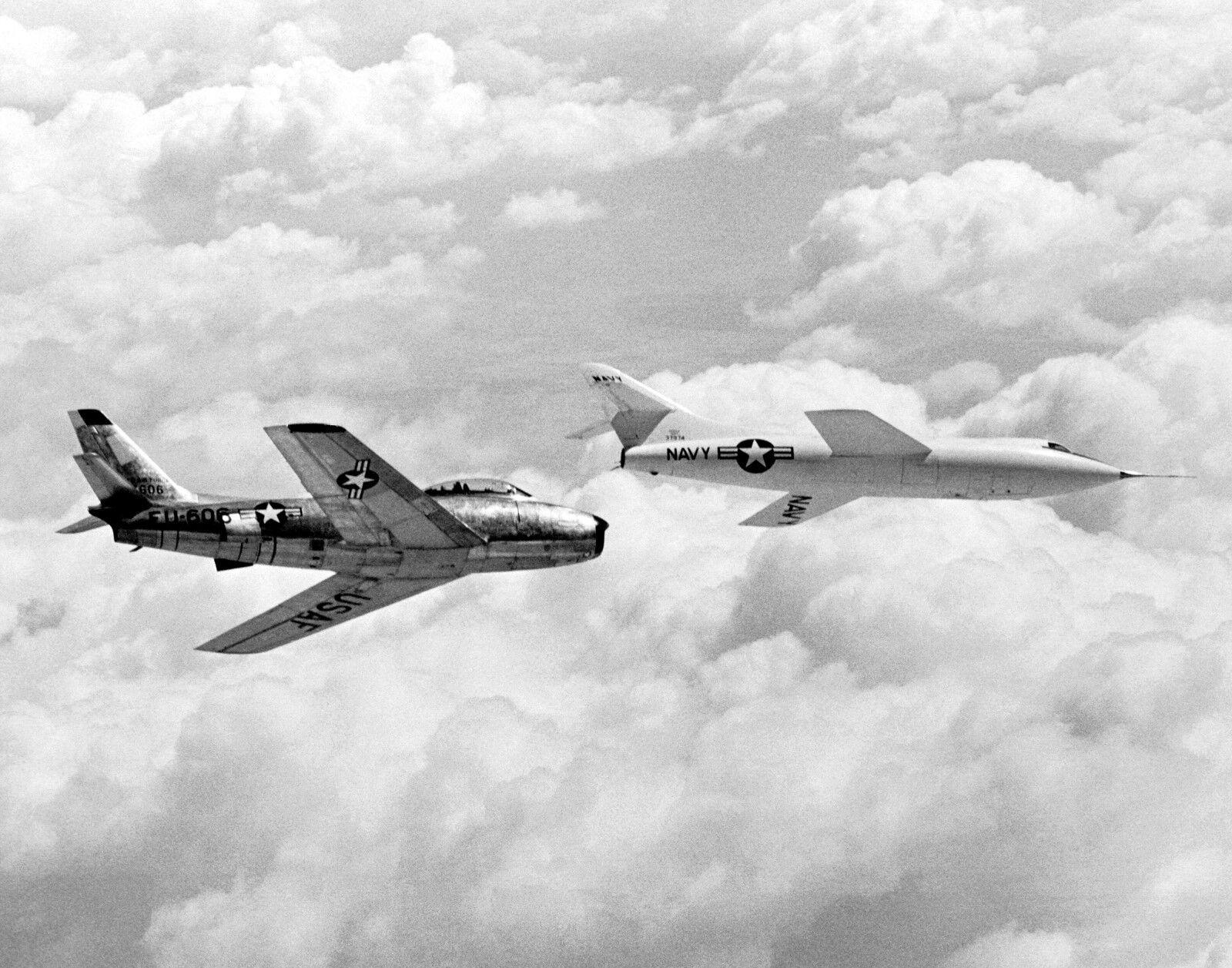 DOUGLAS D-558-2 AND NORTH AMERICAN F-86 SABRE IN FLIGHT - 8X10 PHOTO (EP-124)