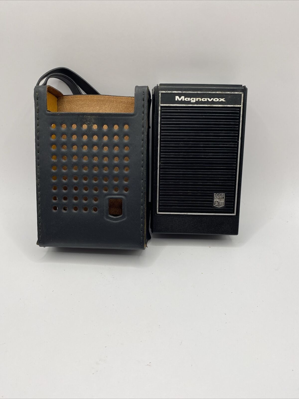 Vintage Magnavox Solid State AM Transistor Radio & Case WORKS FAST SHIPPING