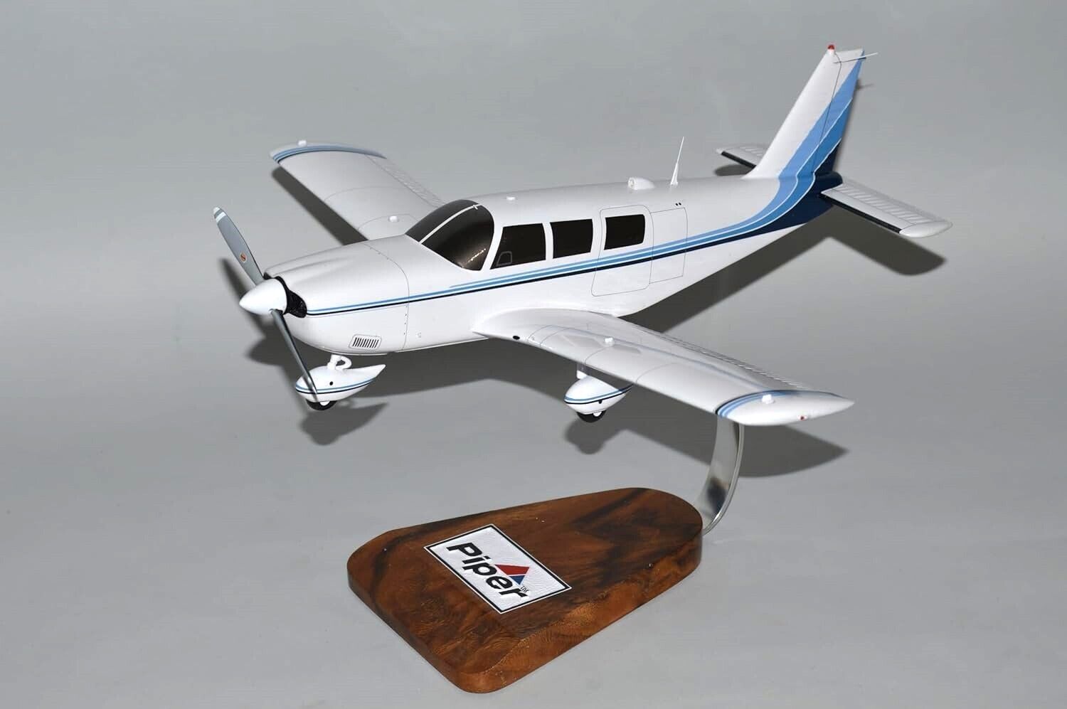 Piper PA-32 Cherokee 6 Desk Top Display Private Aircraft Model 1/24 SC Airplane