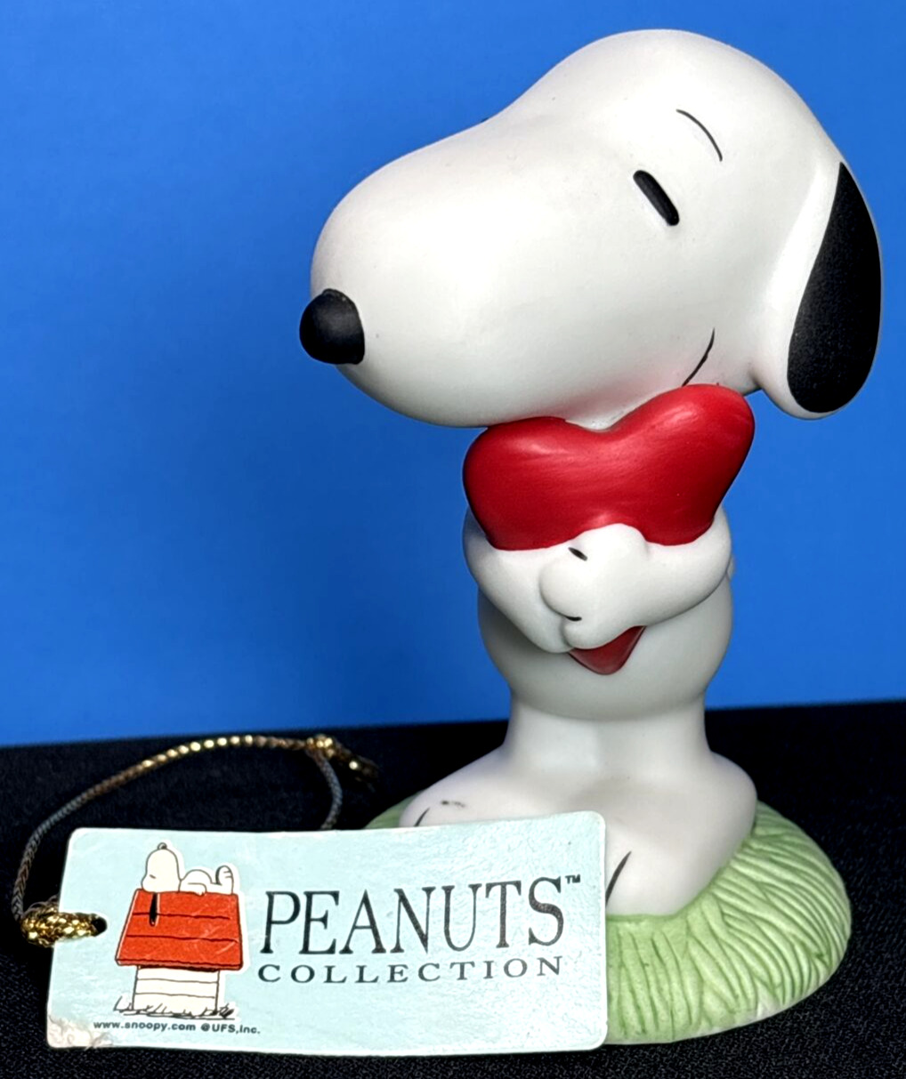 Vintage Westland Giftware Peanuts #8344 SNOOPY Hugging Heart Porcelain Figurine.
