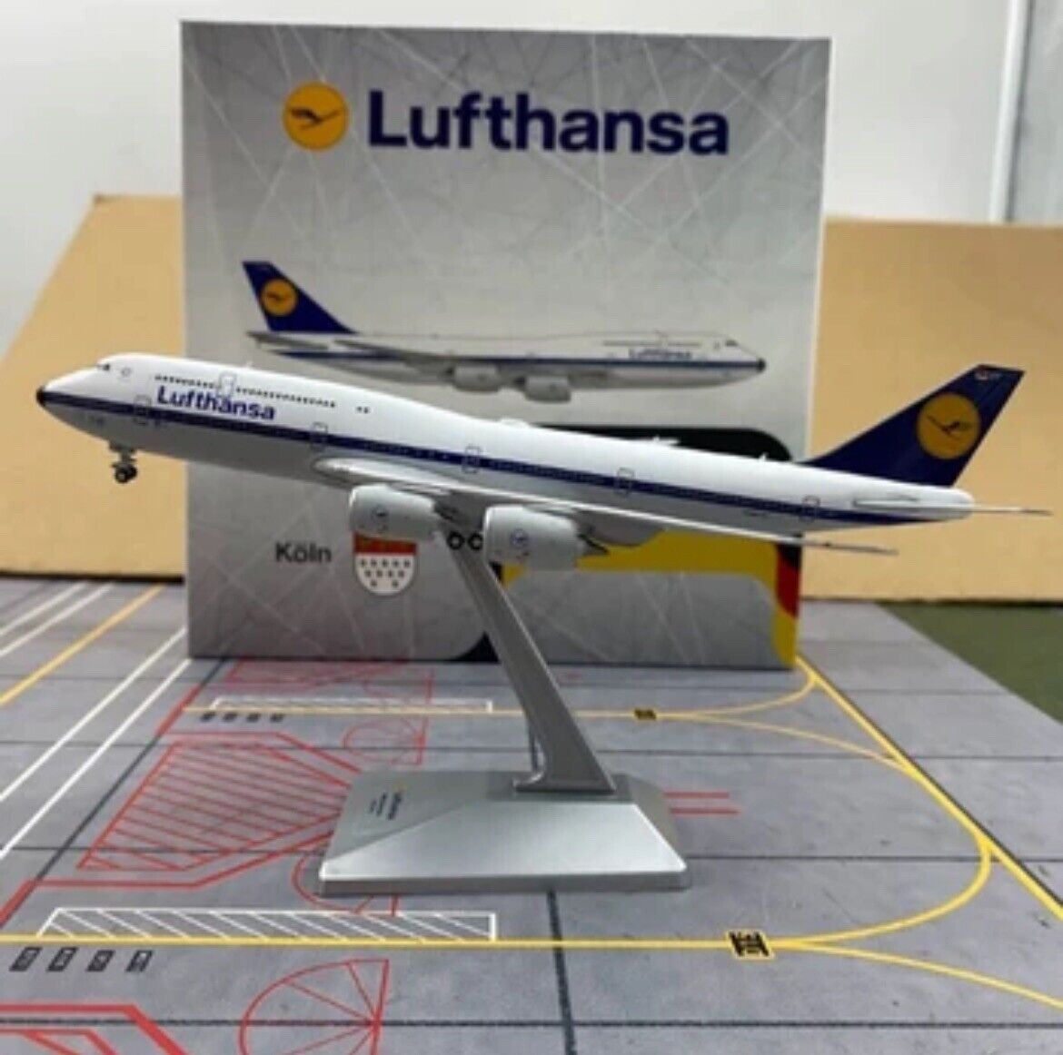 1/400 Scale Airplane Model - Lufthansa Retro Livery Boeing B747-8 Model Plane