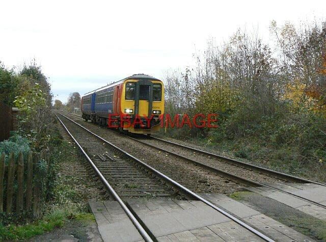 PHOTO  A CLASS 156 UNIT AT TRENT LANE CROSSING WITH A TRAIN FROM LINCOLN TO LEIC