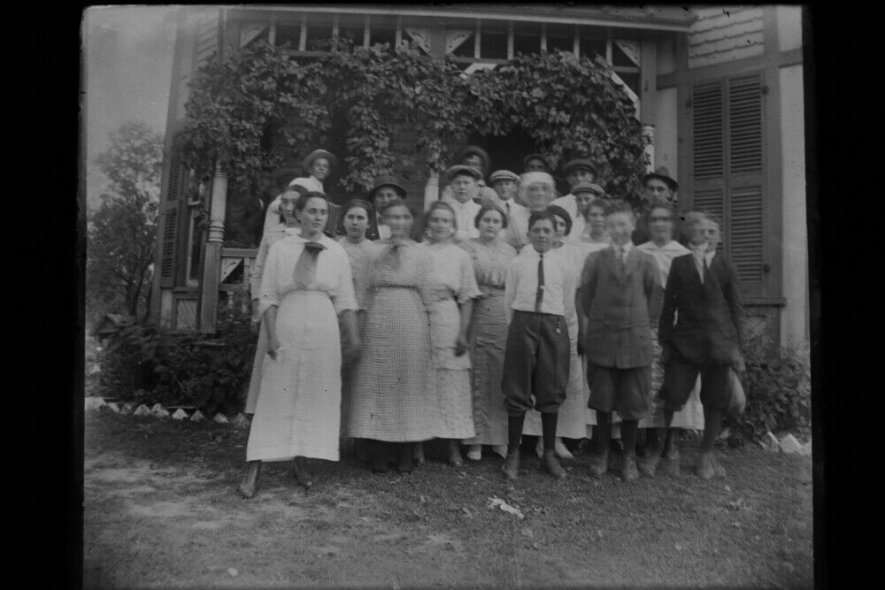 Antique 4x5 Inch Plate Glass Negative Of A Family Outside E10