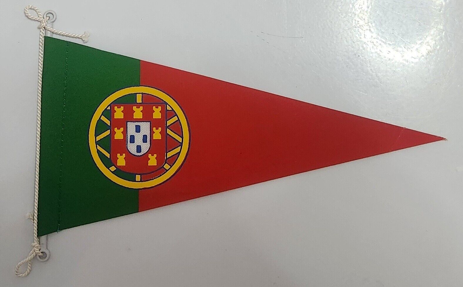 PORTUGAL 🇵🇹 VINTAGE FLAG PENNANT CIRCA 1960\'s (NEW OLD STOCK)