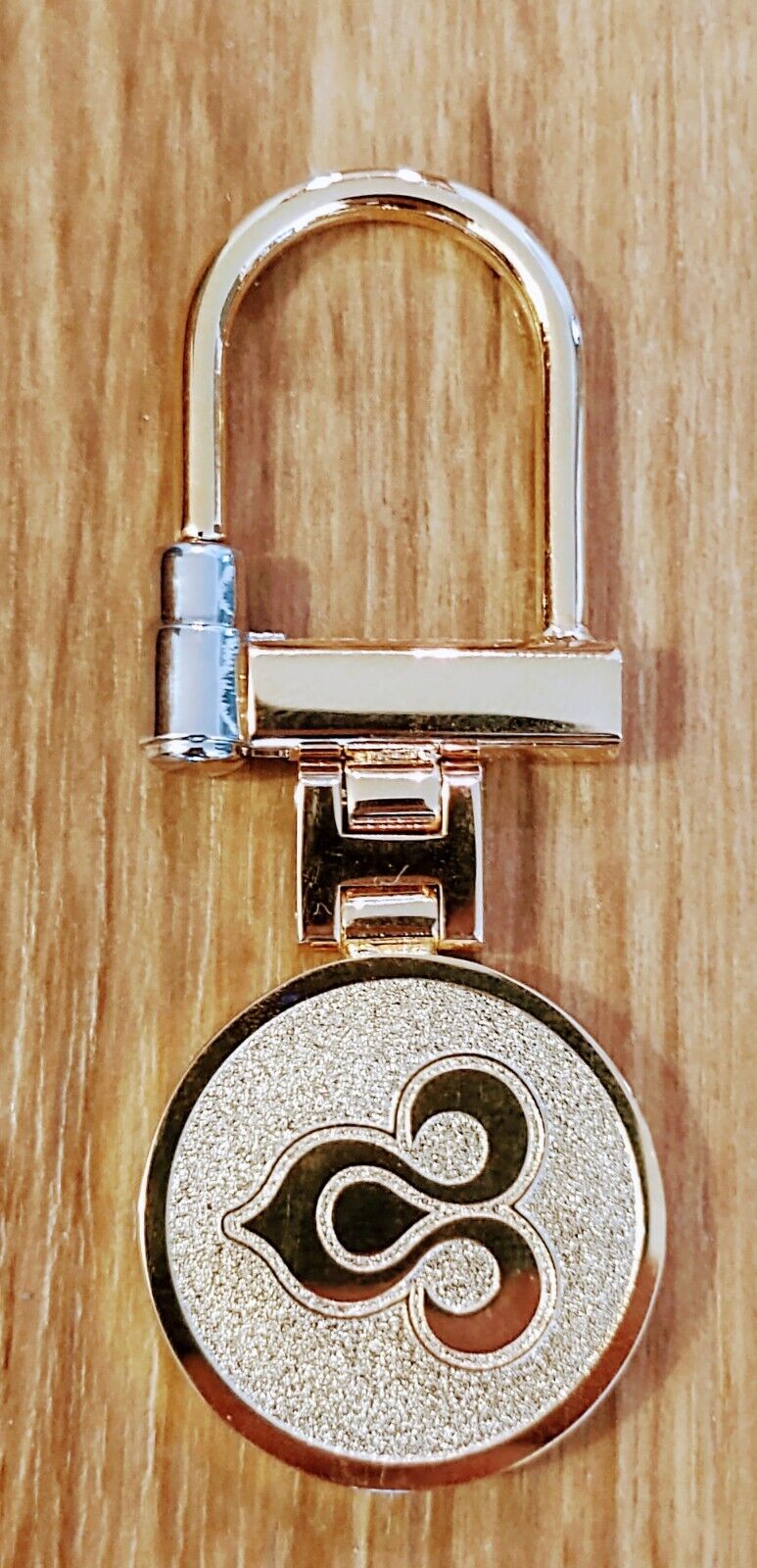 Vintage Estate Thai  International Airlines Gold Tone Locking Keychain 2.75\