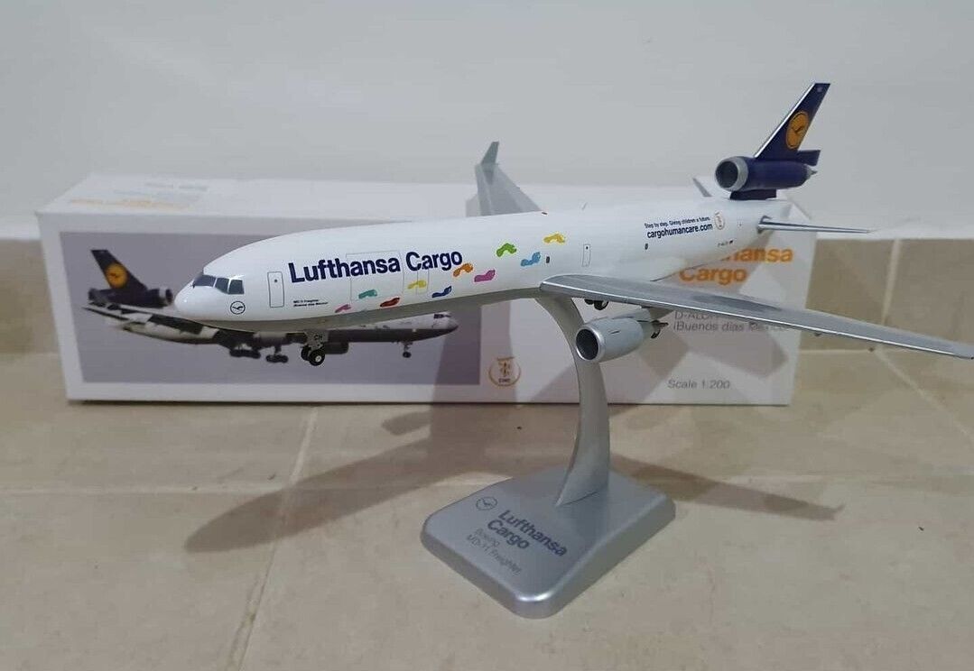 Hogan Wings - Lufthansa MD11 (Step By Step) 1:200 **wings gears glued**  *READ*