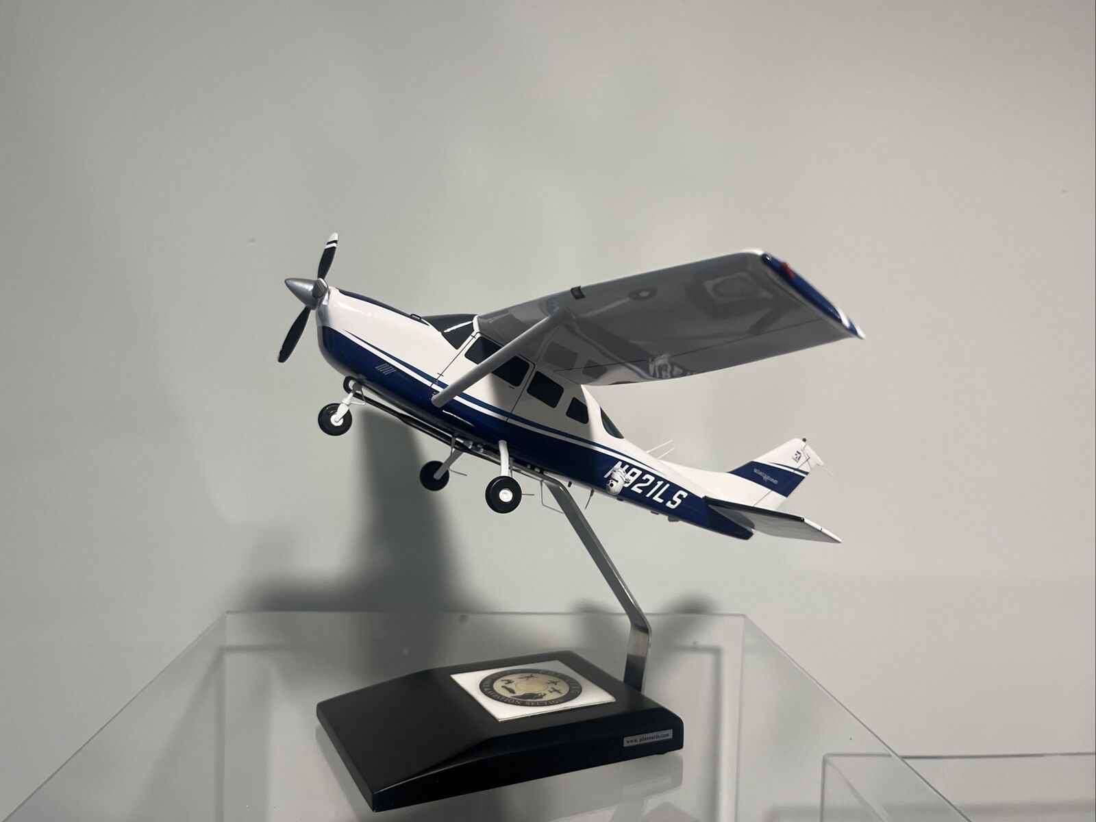 Cessna 206 FBI DOJ Aviation Section  Wood Desktop Model Police Aircraft