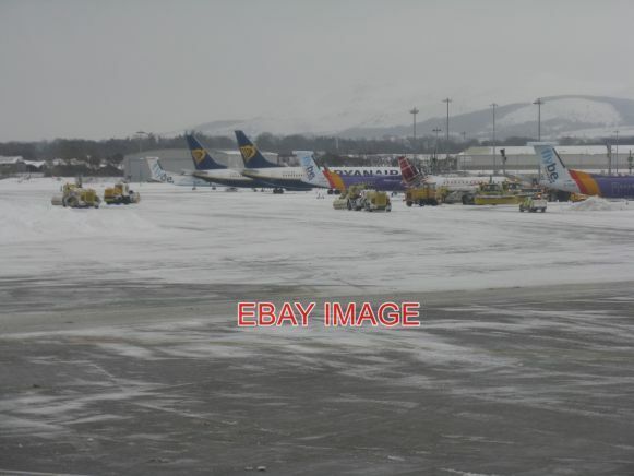 PHOTO  THE 'BEAST FROM THE EAST' HITS EDINBURGH AIRPORT AIRCRAFT OF AIRLINES THA