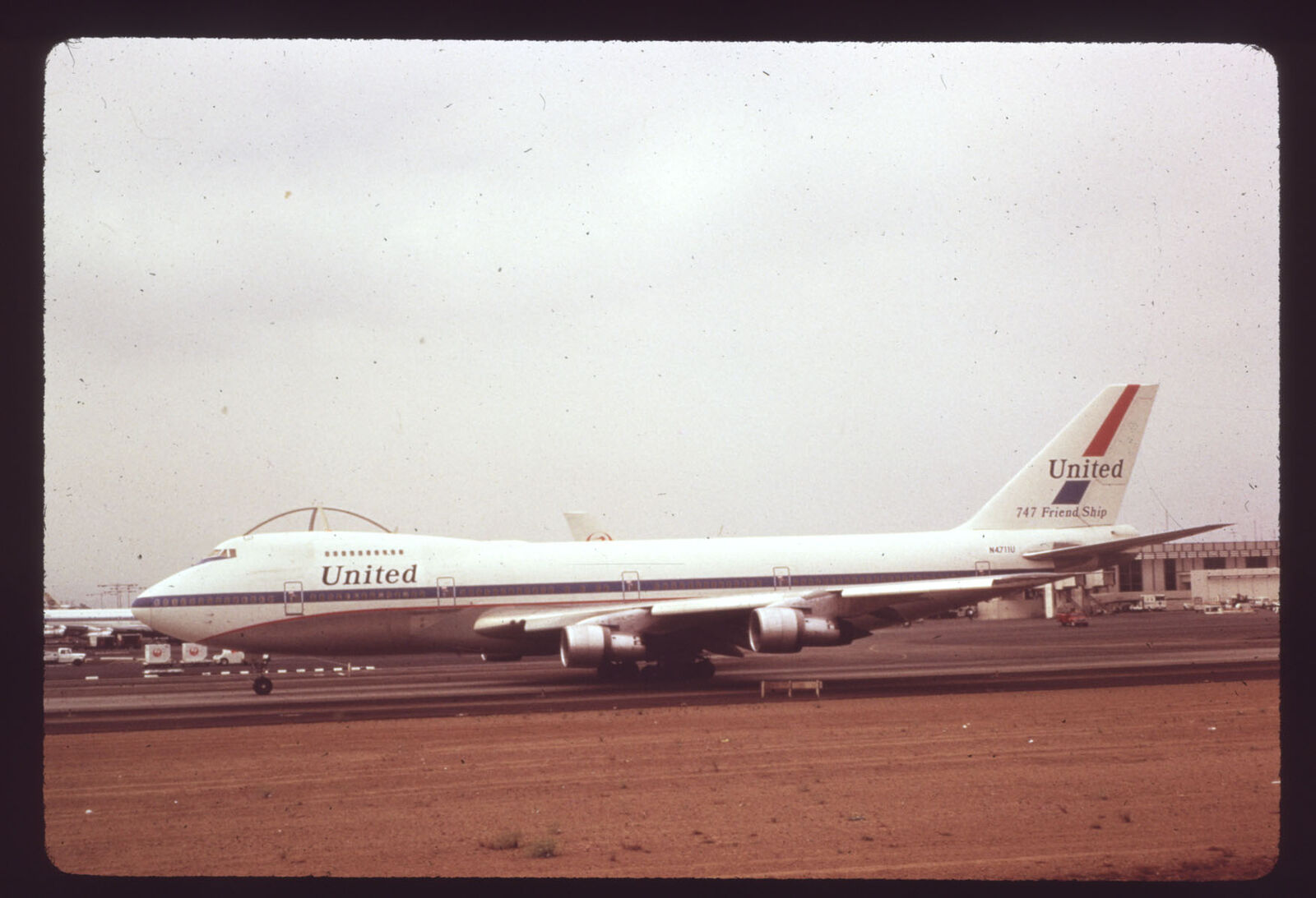 Dupe 35mm airline slide United Airlines 747-100 N4711U [3041]