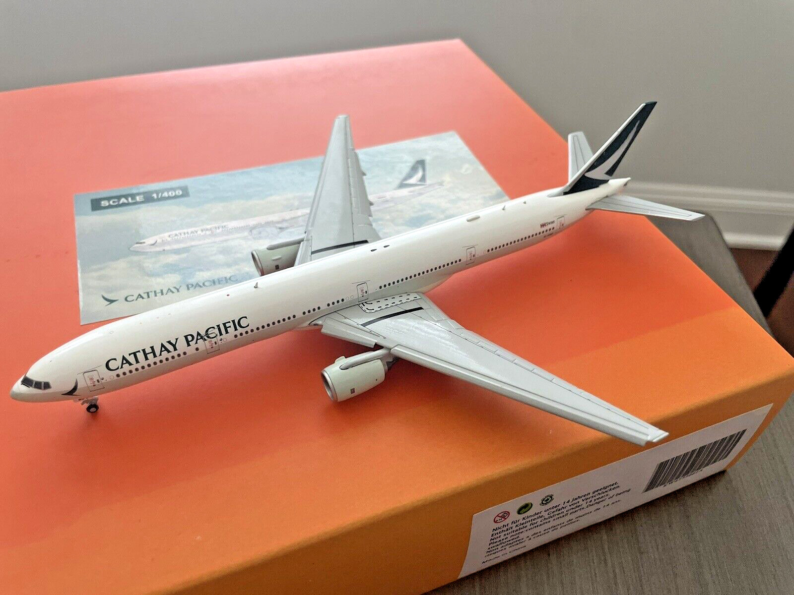 JC Wings 1:400 Cathay Pacific B777-300 Diecast Aircraft Model B-HNO Flaps Down