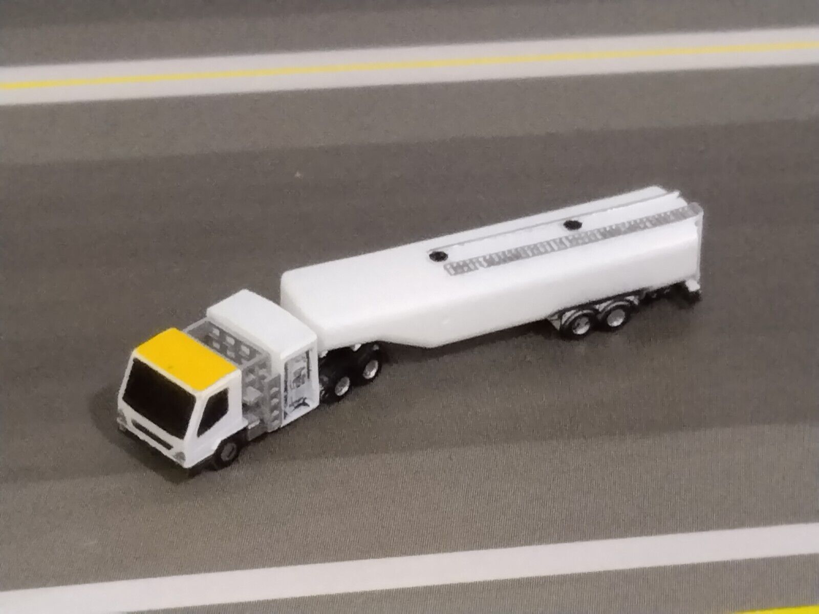 1/400 Airport GSE - Oil tanker truck