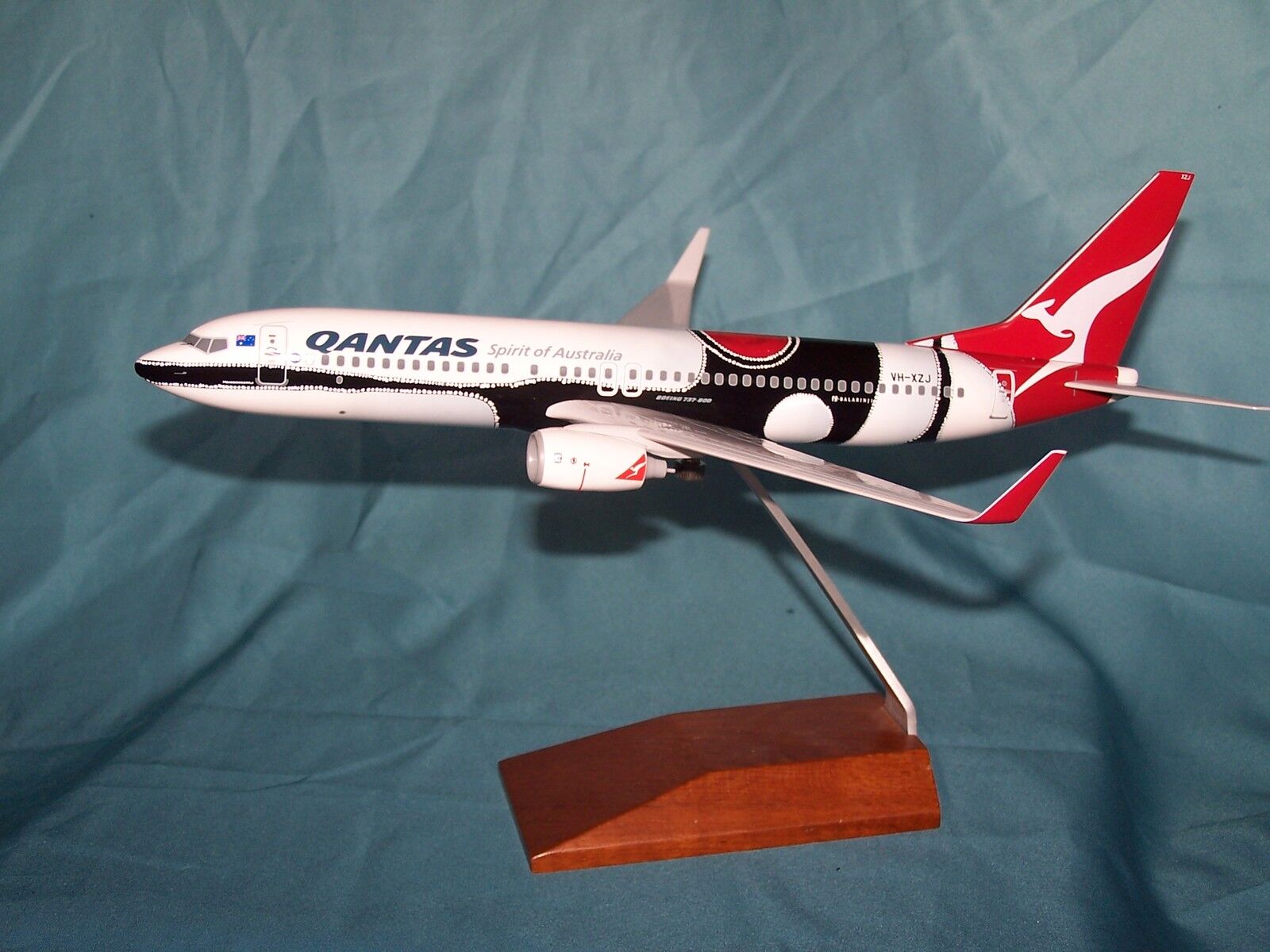 QANTAS AIRLINES MENDOOWOORRJI  737-800 1:130 DESK MODEL SKYMARKS - EXECUTIVE