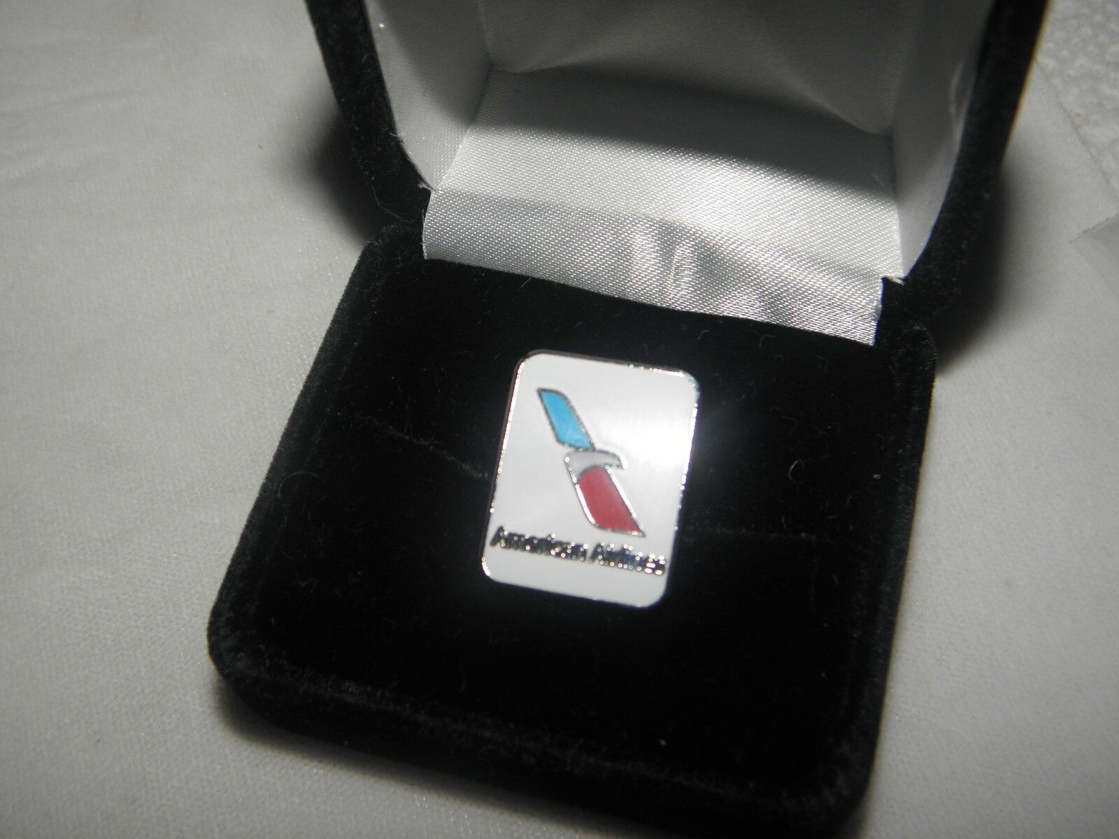 COLLECTIBLE AMERICAN AIRLINES NEW DESIGN LAPEL TACK PIN AA PILOT CHRISTMAS GIFT