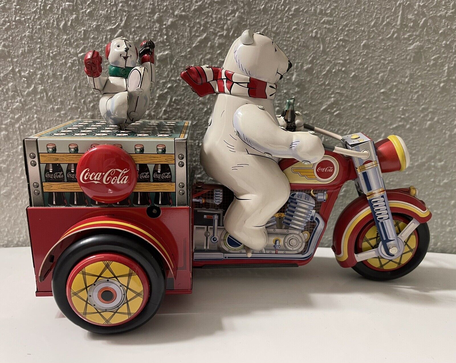 2000 Franklin Mint Coca Cola Tinplate Motortrike Polar Bear Key Wind Box Trike