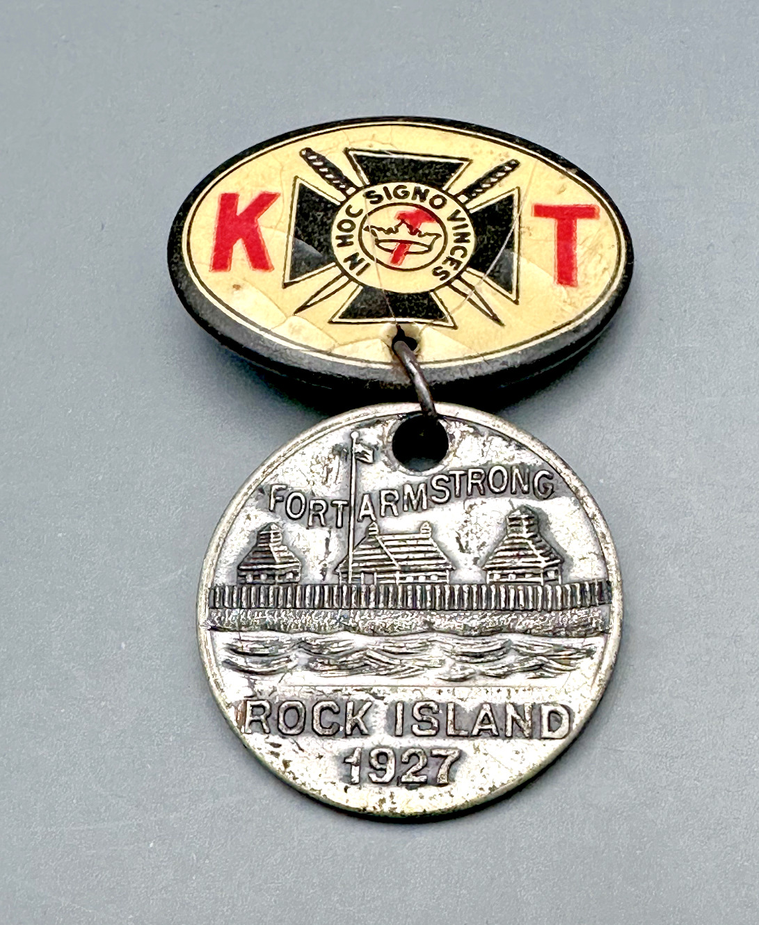 1927 KNIGHTS TEMPLAR 71ST ANNUAL GRAND CONCLAVE FORT ARMSTRONG PIN BUTTON MEDAL