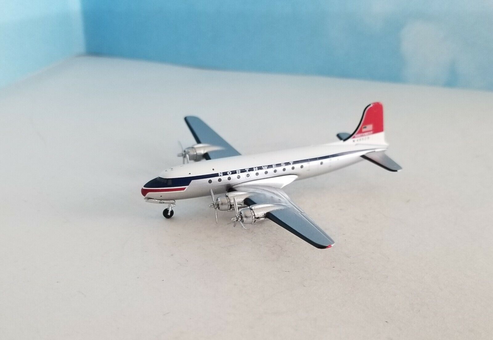 AeroClassics ** VERY RARE ** 1:400 Scale Northwest Airlines Douglas C-54, N49529