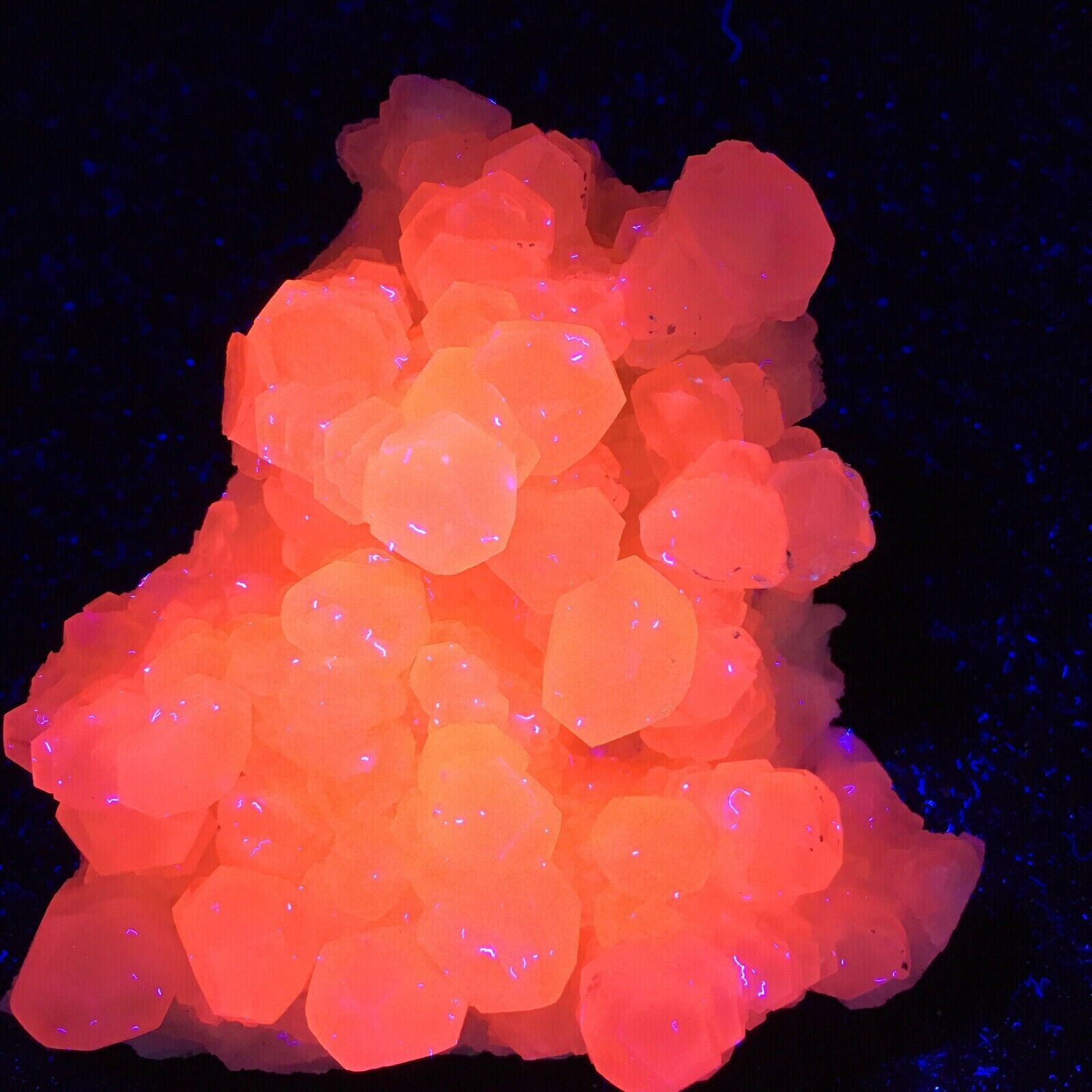 440g New Product Naturally Rare Pink Fluorescent Benz Calcite comes from China