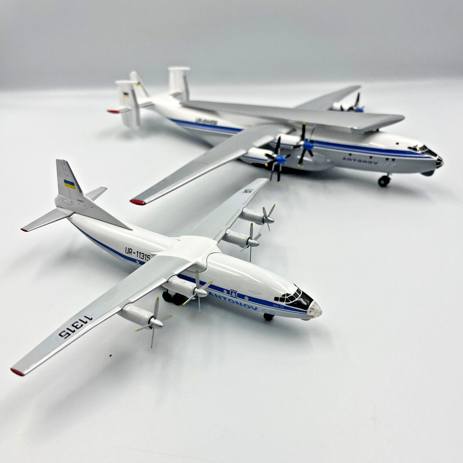Set aircraft models Antonov 12 UR-11315 + Antonov An-22P-3 UR-64459 scale 1/200