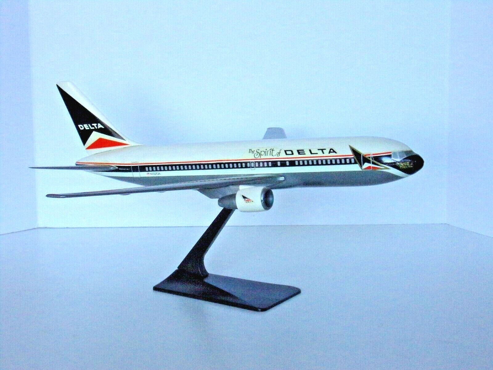 Delta Air Line Boeing 767-200 Spirit of Delta Scale 1/200 Reg#N102DA. with stand