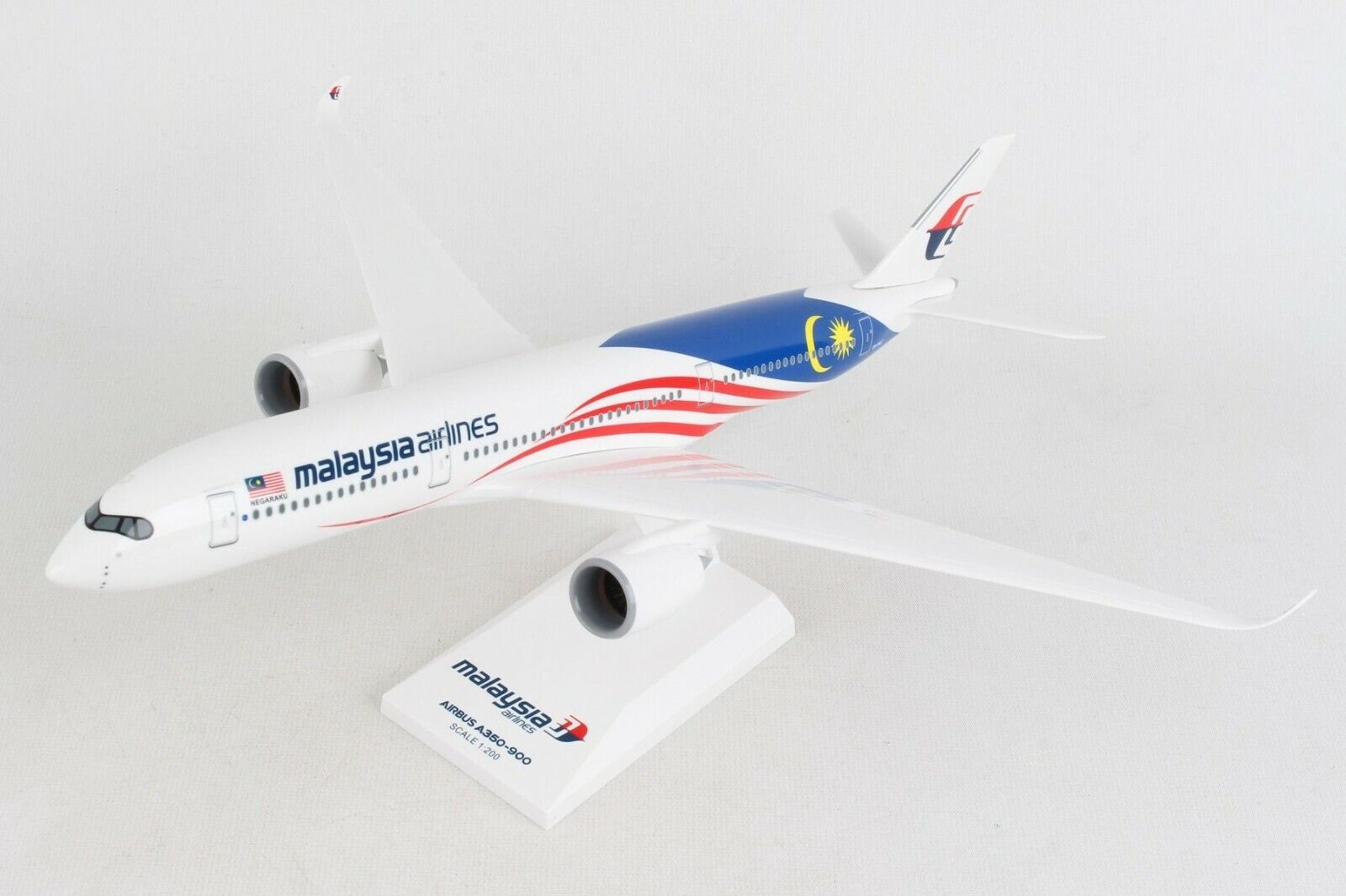 Skymarks SKR1073 Malaysia Airlines Airbus A350-900 Desk Top Model 1/200 Airplane