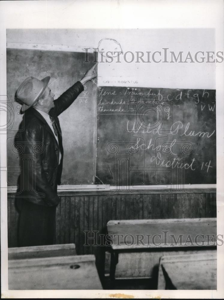 1944 Press Photo Richardton, ND Wild Plum School, tax assessor Gil Elkinson
