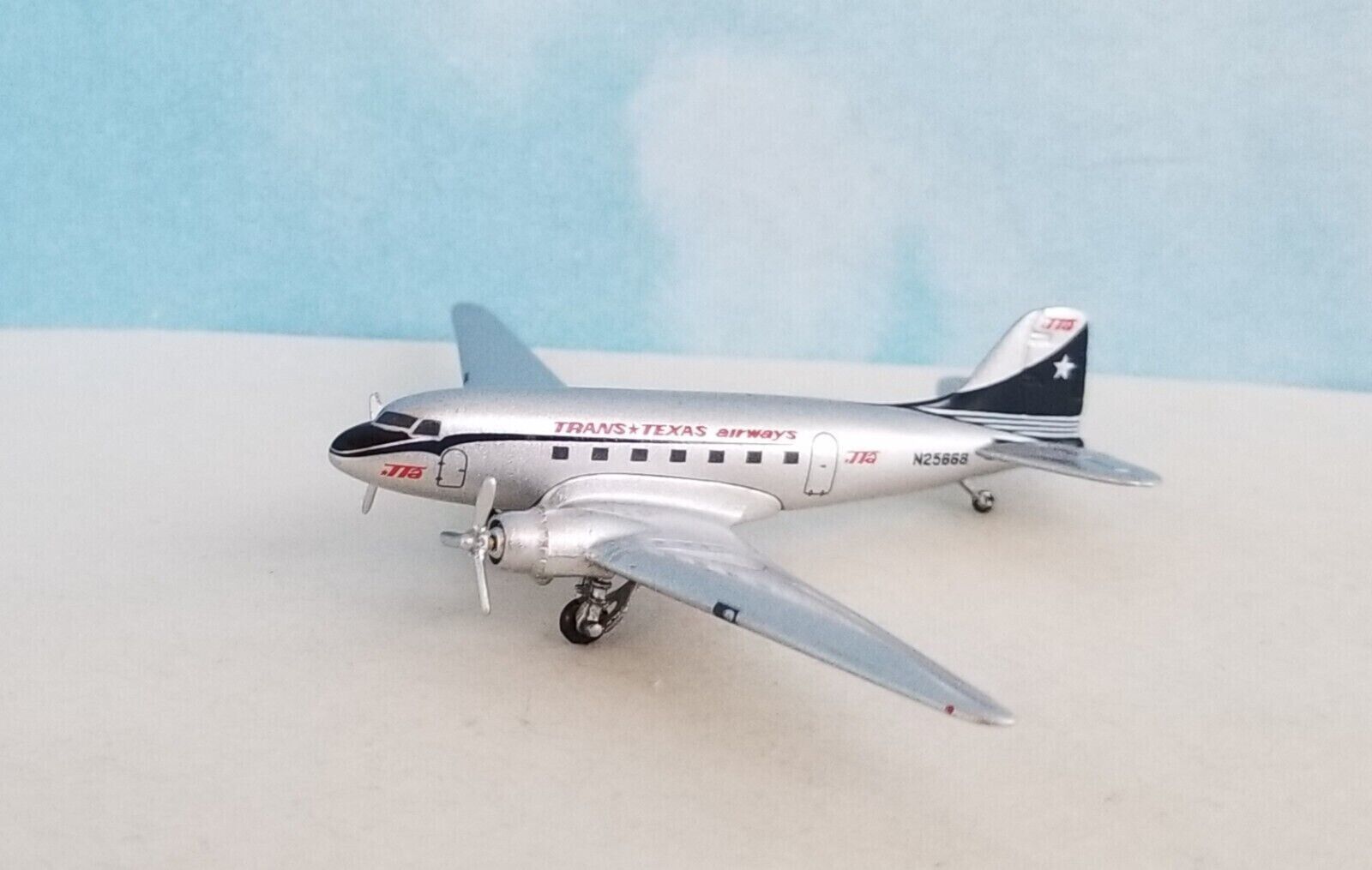 Aeroclassics AC18196 Trans Texas Airways Douglas DC-3 N25668 Diecast 1/400 Model