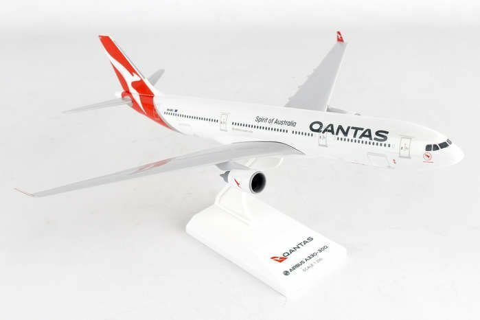 SKYMARKS (SKR928) QANTAS AIRLINES A330-300 1:200 SCALE PLASTIC SNAPFIT MODEL